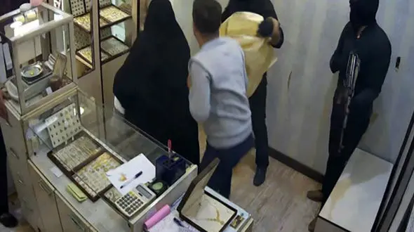 عکس لحظه سرقت مسلحانه از طلافروشی بندر ماهشهر / ساعتی پیش رخ داد