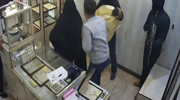 عکس لحظه سرقت مسلحانه از طلافروشی بندر ماهشهر / ساعتی پیش رخ داد