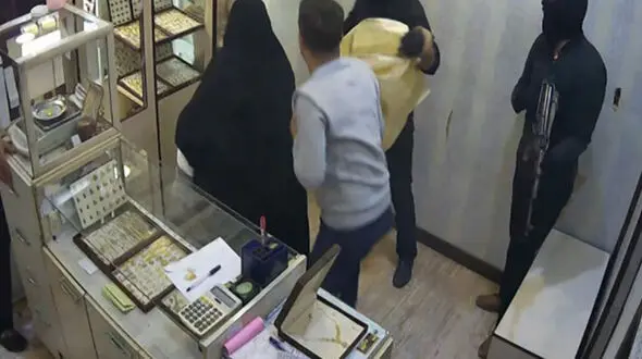 عکس لحظه سرقت مسلحانه از طلافروشی بندر ماهشهر / ساعتی پیش رخ داد