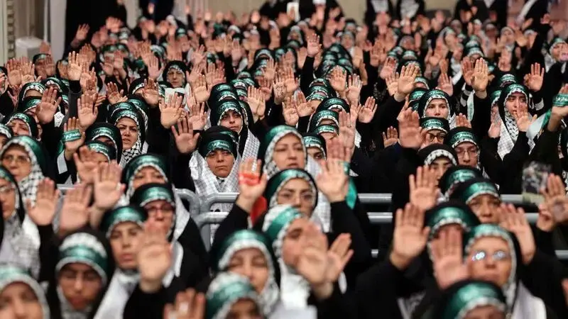 رهبر انقلاب در دیدار هزاران نفر از قشرهای مختلف بسیجی 