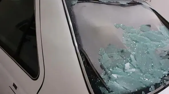 اراذل و اوباش شیشه خودروهای گرفتار در ترافیک خیابان شکوفه تهران را شکستند! + عکس