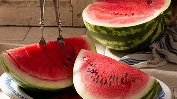 بهترین میوه تابستان نه طالبی است و نه خیار؛ این قهرمان سرخ‌ پوش را جدی بگیرید!