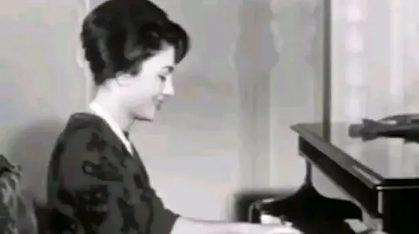 سفر در زمان/ خوشحالی فرح دیبا از داد و ستد محمدرضا پهلوی در دفترخانه / سال 1338