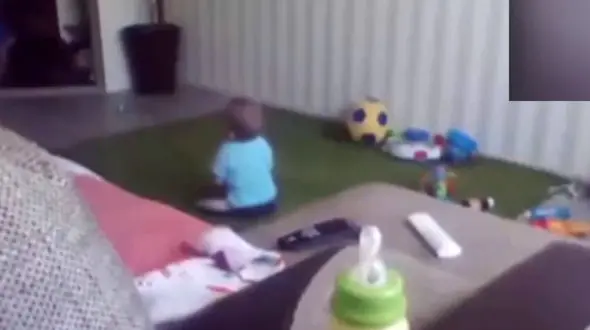 پدر و مادر کودک به پرستار مشکوک شدند / دوربین مدار بسته پرستار بی وجدان را لو داد+فیلم 