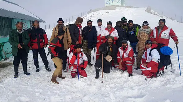 نجات موتور سواران گم شده در سنگرود لوشان توسط امدادگران جمعیت هلال احمر+ عکس