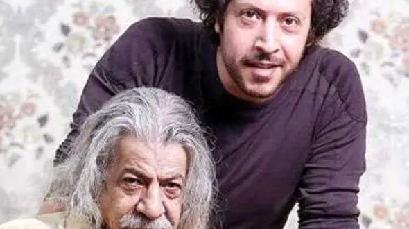 عکس ها / نگاهی به چیدمان خیره کننده  خانه  گرم سینا، پسر خواننده و هنرمند مرحوم صدرالدین حجازی /  از دیواری پر از صفحه گرامافون تا آینه کنسولی اروپایی و جذاب 