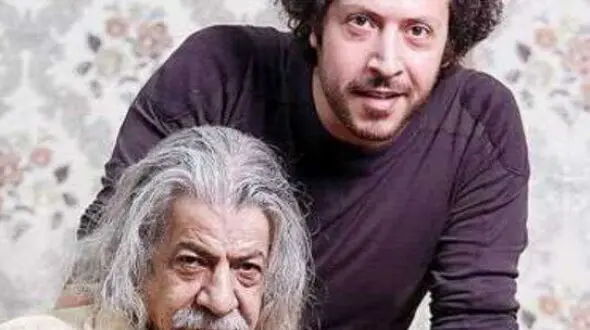عکس ها / نگاهی به چیدمان خیره کننده  خانه  گرم سینا، پسر خواننده و هنرمند مرحوم صدرالدین حجازی /  از دیواری پر از صفحه گرامافون تا آینه کنسولی اروپایی و جذاب 