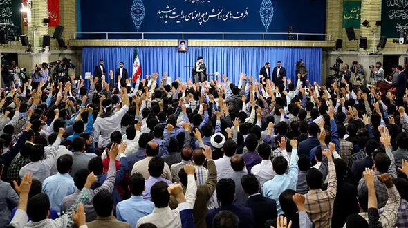 رهبرانقلاب: این ترقه‌بازی‌ها تأثیری در اراده ملت ایران ندارد