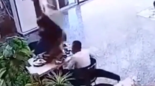 ببینید/ سقوط مرگبار جوان از طبقه دوم پاساژ