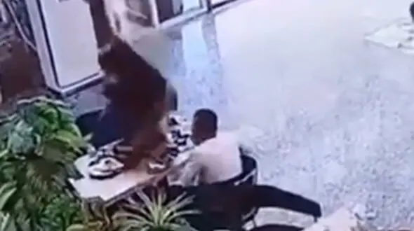 ببینید/ سقوط مرگبار جوان از طبقه دوم پاساژ