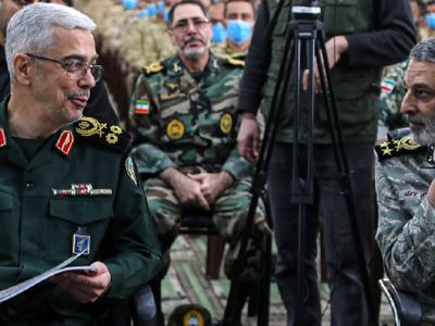 عکس سفر در زمان /  «سرلشکر باقری و سردار حاجی زاده» در کنار موشک خیبرشکن / سال 1403