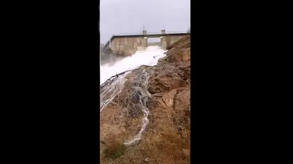 لحظه سر ریز شدن سد همدان + فیلم 