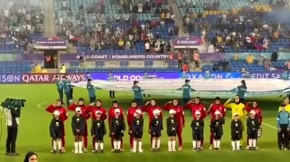 سلام نظامی ملی پوشان دختر فوتبال ایران پیش از دیدار برابر فیلیپین در جام ملتهای آسیا