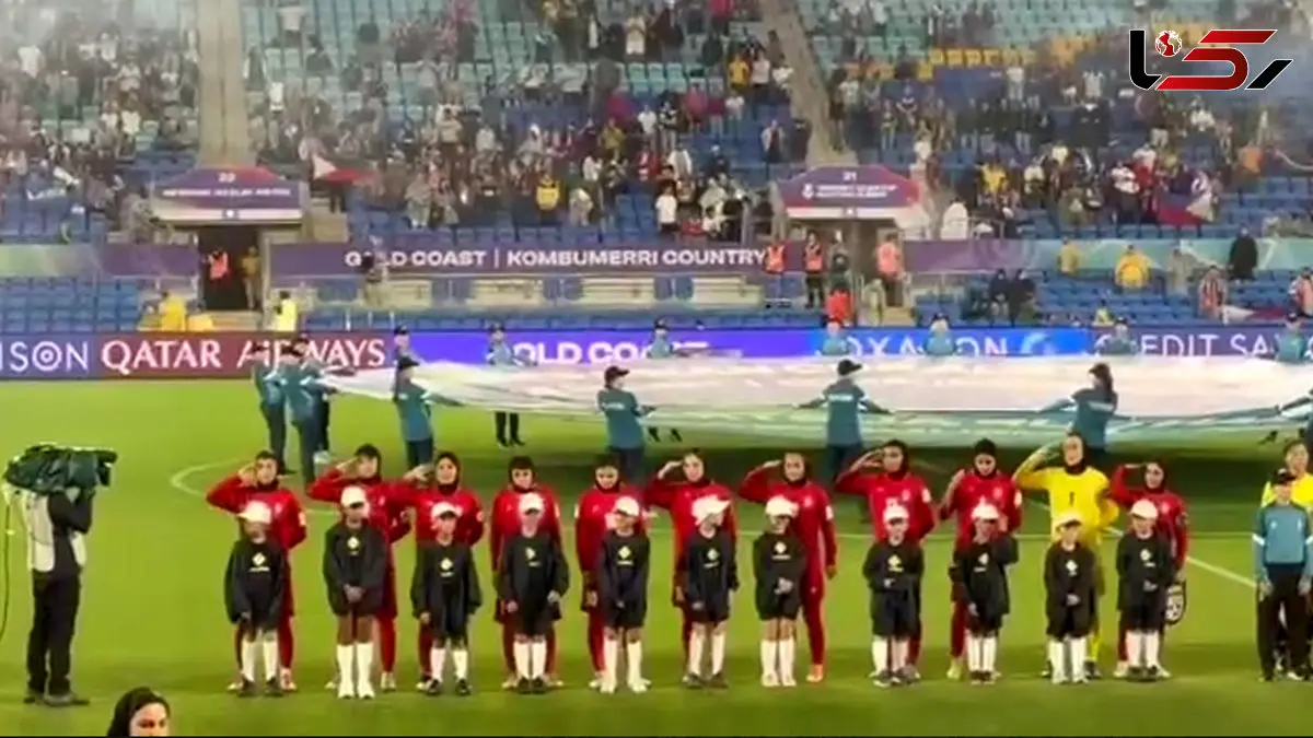 سلام نظامی ملی پوشان دختر فوتبال ایران پیش از دیدار برابر فیلیپین در جام ملتهای آسیا