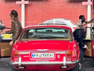 عجیب ترین زوجی که در تهران میتوانید ببینید / انگار به قدیم سفر کرده اید