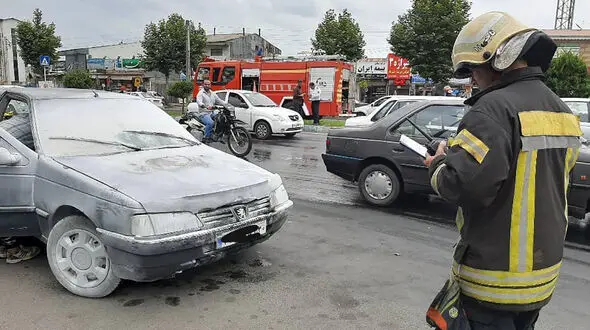 حادثه هولناک در بلوار رشت / خودرو در آتش سوخت !