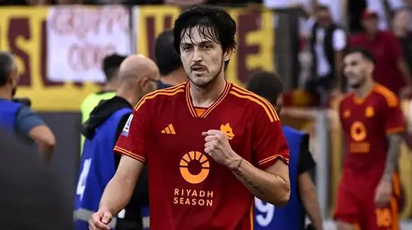 امکانات منحصربفرد و هوش‌پران ماشین ون VIP سردار آزمون که همه رو شگفت زده کرد/ از حک شدن اسم سردار در کف خودرو تا گیم نت اختصاصی ستاره تیم ملی داخل ون!+فیلم