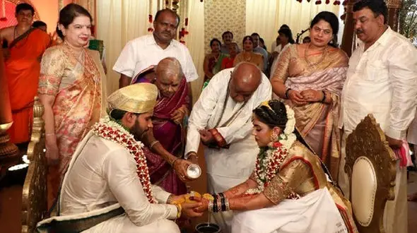 مراسم عروسی پسر مرد سیاستمدار با شکستن قانون قرنطینه کرونا + فیلم / هند