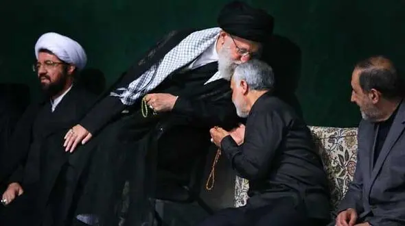 عکس /  بوسه رهبر انقلاب بر سر سردار قاسم سلیمانی