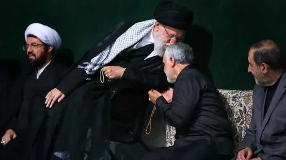 عکس /  بوسه رهبر انقلاب بر سر سردار قاسم سلیمانی