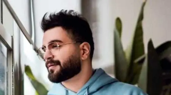 دانلود آهنگ آصف آریا به نام پیشت آرومم/ خیلیا پشت تو حرف میزدن منم همیشه پشت تو دراومدم