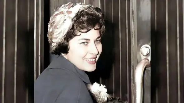 سفر به ایام قدیم سال 1333؛ قدم زدن ثریا پهلوی تو پس کوچه های میامی با سگ پا کوتاهش