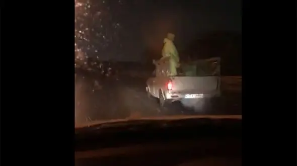 ببینید / نحوه جابجایی عجیب کارکنان شهرداری تهران ساعت ۶ صبح زیر بارش برف