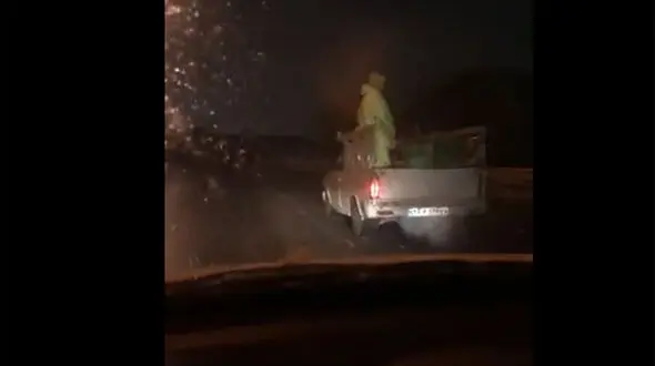 ببینید / نحوه جابجایی عجیب کارکنان شهرداری تهران ساعت ۶ صبح زیر بارش برف