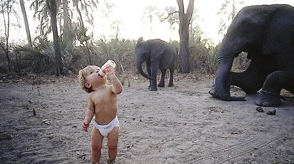 دختر بچه ای که ترسناکترین دوستان جهان را دارد +تصاویر 