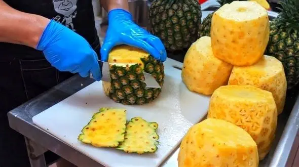 فیلم / برش آناناس و انبه در تایپه؛ طعمی که شما را به خیابان‌ های تایوان می‌ برد 
