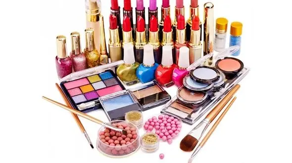 قاتل زیبایی زنان با مصرف لوازم آرایش تقلبی 