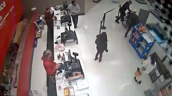 آزار و اذیت مرد معلول در فروشگاه+فیلم / آمریکا