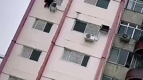 فیلم عجیب از آتش نشانی که در خودکشی زن جوان نقش داشت / شوکه می شوید