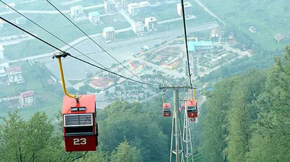 قطعی ناگهانی برق/ تله‌کابین وسط مسیر ایستاد، مسافران در آسمان معلق ماندند