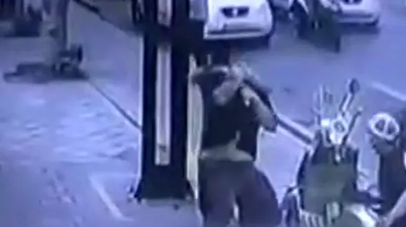 فیلم خفت گیری از مرد قوی هیکل در روز روشن و در مقابل مردم جنوب تهران 