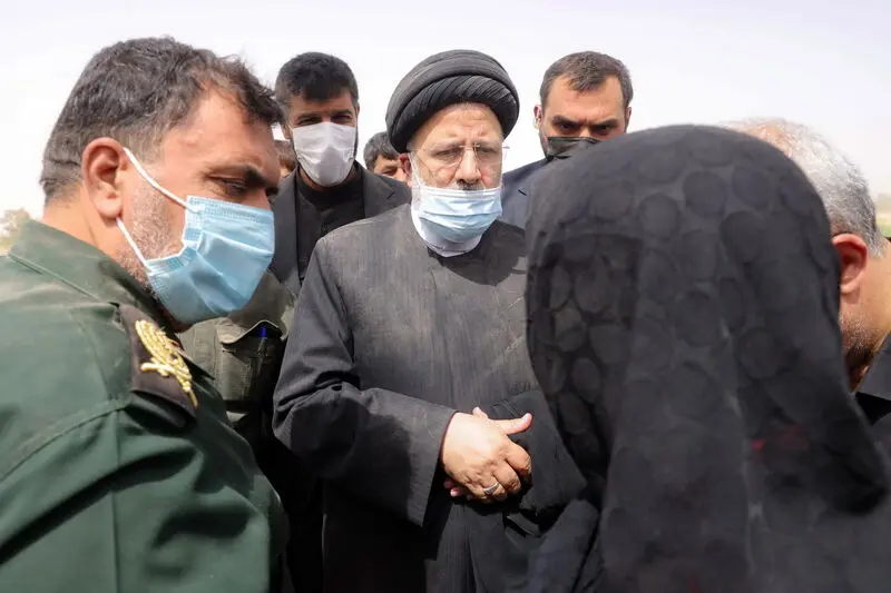 طوفان شن در دیدار آیت‌الله رئیسی با مردم روستای کروچان کرمان - سفر استانی هیات دولت به کرمان