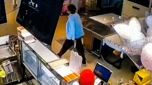 قتل عام توسط مرد دیوانه / سه کشته و 15 زخمی در حمله با چاقو + فیلم