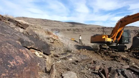 حفاری غیرمجاز و معادن سیلیس بلای جان سنگ‌نگاره‌های تیمره + فیلم