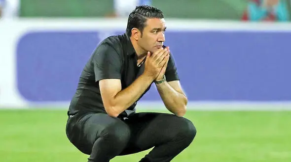 تجمع هواداران متعرض استقلال در باشگاه + عکس