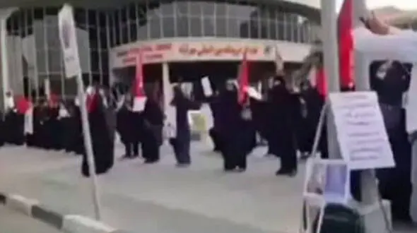 شعار سوپر انقلابی ها در فرودگاه مهرآباد علیه پزشکیان و عراقچی