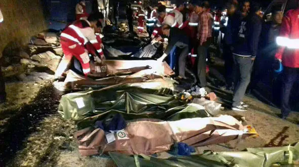 تلخ ترین عکس از  واژگونی اتوبوس در مهریز + اسامی حادثه دیدگان