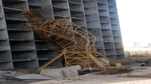  سقوط جرثقیل در شاهین شهر / 5 تن روانه بیمارستان شدند