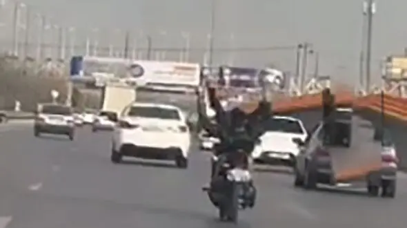 فیلم حرکات آکروباتیک موتور سوار مشهدی / آنقدر وحشتناک که همه کپ کردند