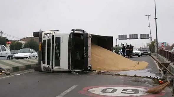 ببینید / لحظه چپ کردن یک تریلی وسط اتوبان به دلیل اشتباه فاحش راننده! + فیلم