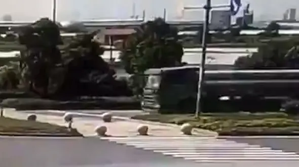 مرگ وحشتناک راننده تریلی با ترمز کردن پشت خط عابر پیاده + فیلم