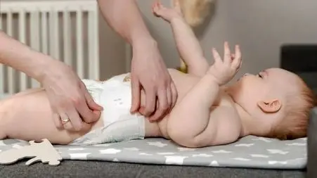 نشانه‌ های مدفوع خلطی در نوزاد و درمان‌ های خانگی موثر