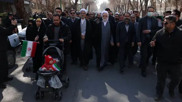 وظیفه ما مسئولان و کارگزاران نظام در برابر عظمت این مردم و حمایت‌های بی‌دریغ‌شان از انقلاب اسلامی، بسیار سنگین و ثقیل است