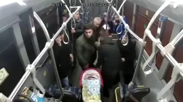 راننده اتوبوس، نوزاد در حال خفگی را از مرگ نجات داد + فیلم