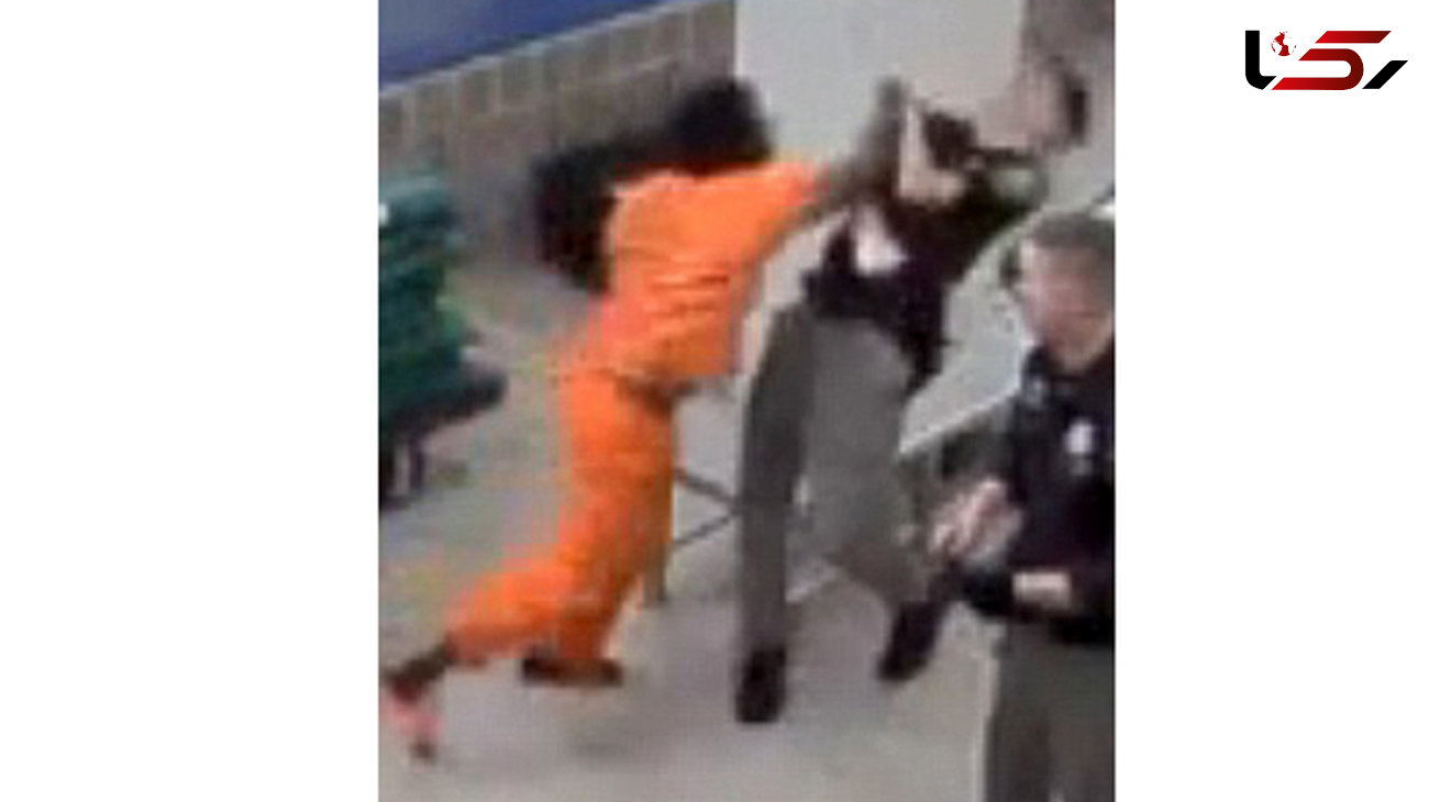 تصاویر حمله یک زندانی دیوانه به نگهبان 