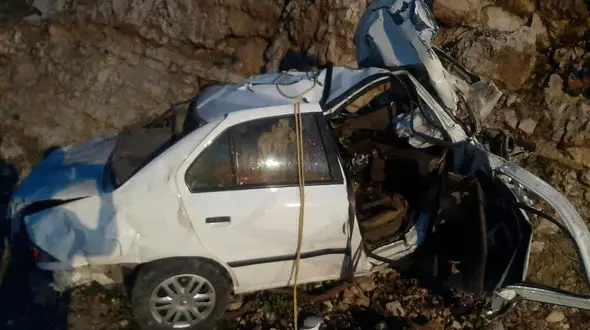 تصاویر دلخراش از تصادف سمند با اتوبوس در جاده کرمانشاه به ایلام / 4 کشته و 7 زخمی